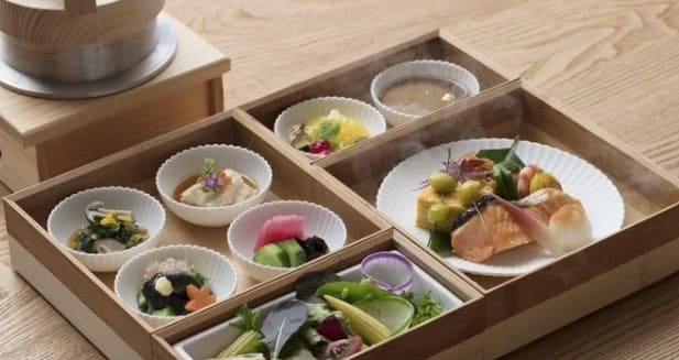 네무난 나무 틀 안에 요리들이 각각 작은 접시안에 담겨 있다.