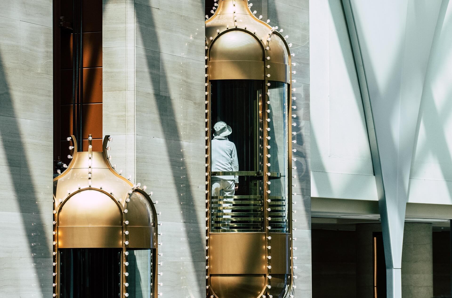 엘리베이터 꿈 해몽 총정리 🚪 위로 올라가는 꿈 vs 떨어지는 꿈의 의미는?