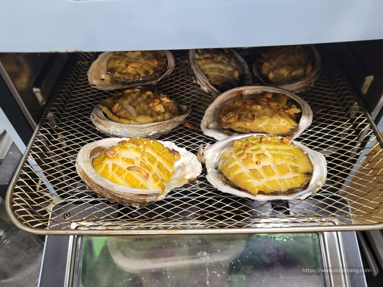 에어프라이어에서 완성된 전복버터구이