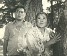 엄마가-누군가와-함께-당산나무-밑에서-기다리는-모습-흑백사진