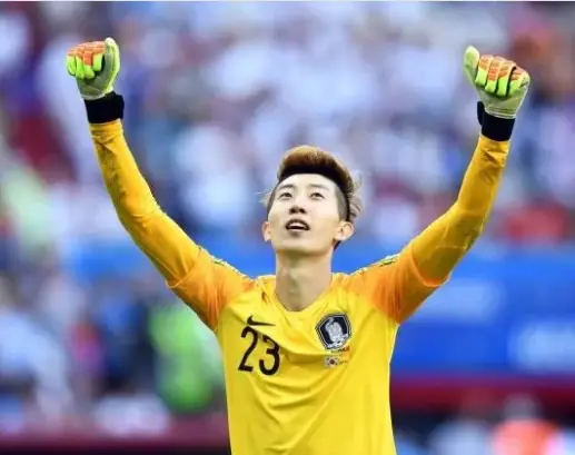 태국전-
노란 국가대표팀 축구 유니폼을 입은 조현우 선수가 두팔을 하늘로 든채 하늘을 바라보는 모습