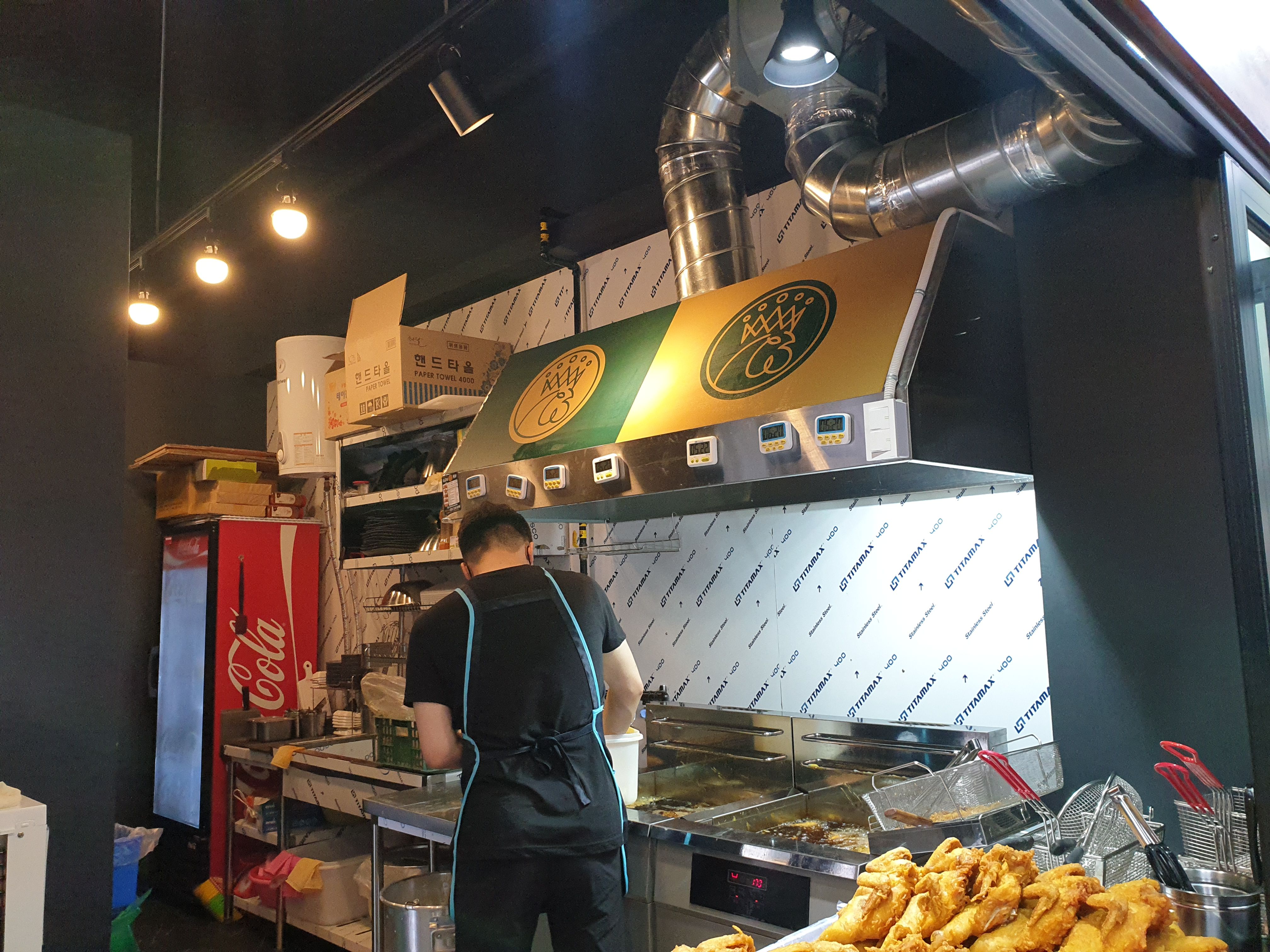 통닭 튀기는 모습