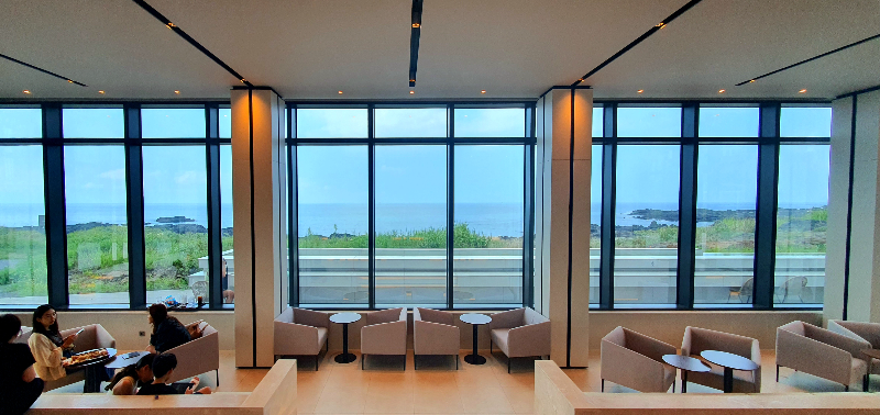 제주 신라스테이 웨이브리스. 이호테우 해변가에 있다. 건물 내부 모습이다. 웨이브리스 내부