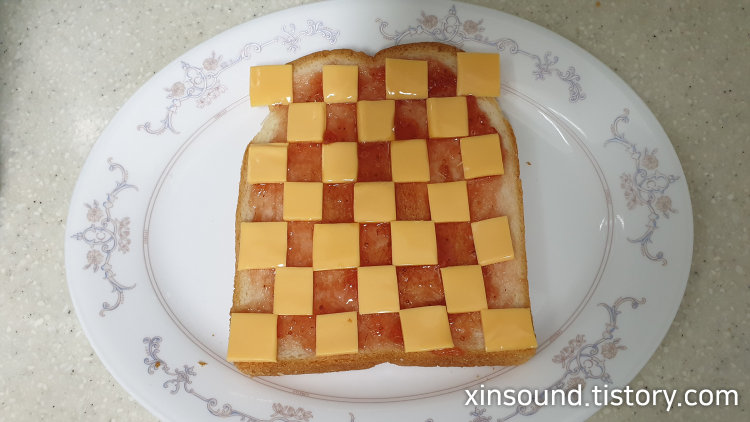 체크무늬 토스트