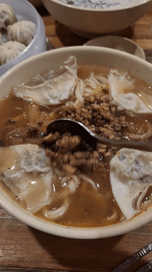 고기가-듬뿍-들어있는-칼국수