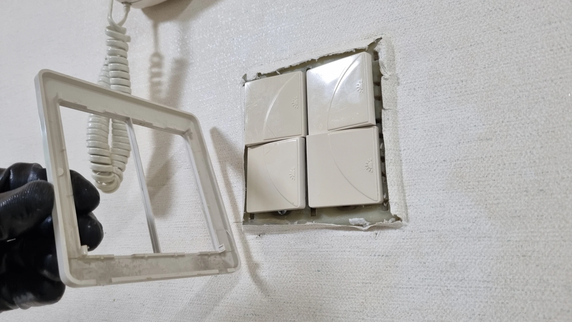 스위치 커버 열어놓은 상태