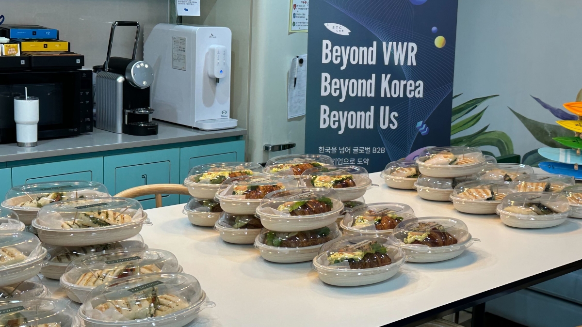 사내 제품 발표회에 맛있는 샌드위치를 준비해주었습니다.