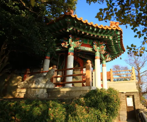 해가 비치는 항일암자