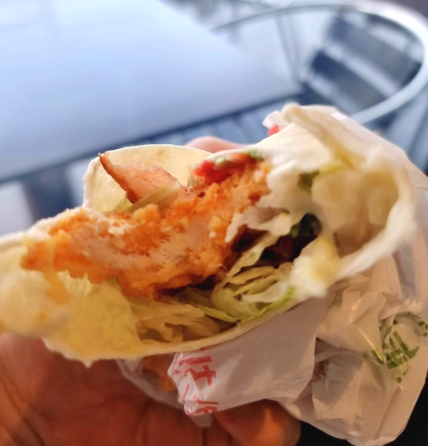 스낵랩 안에 마요소스를 찾아보고 있음