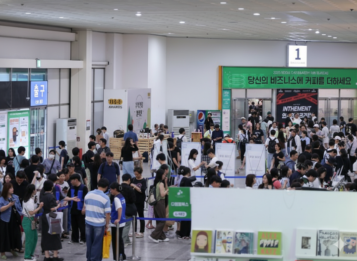 전시장 입구의 붐비는 관람객들