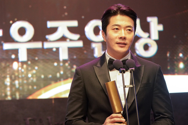 트로피를들고있는권상우