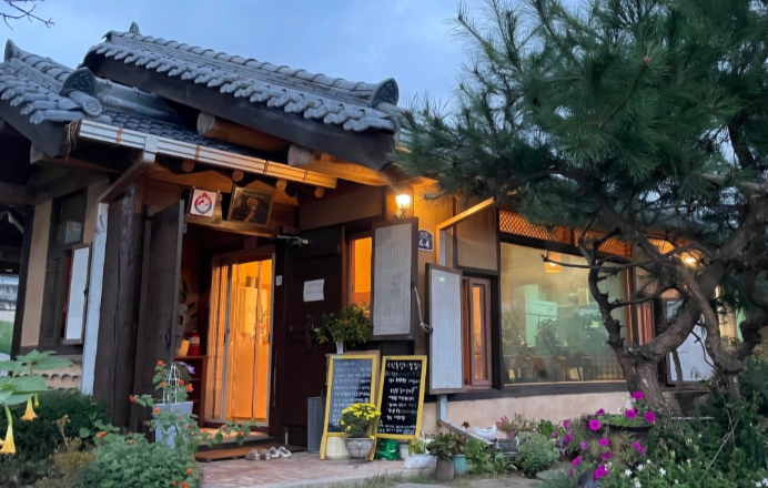 한옥이 멋진 음식점 입구