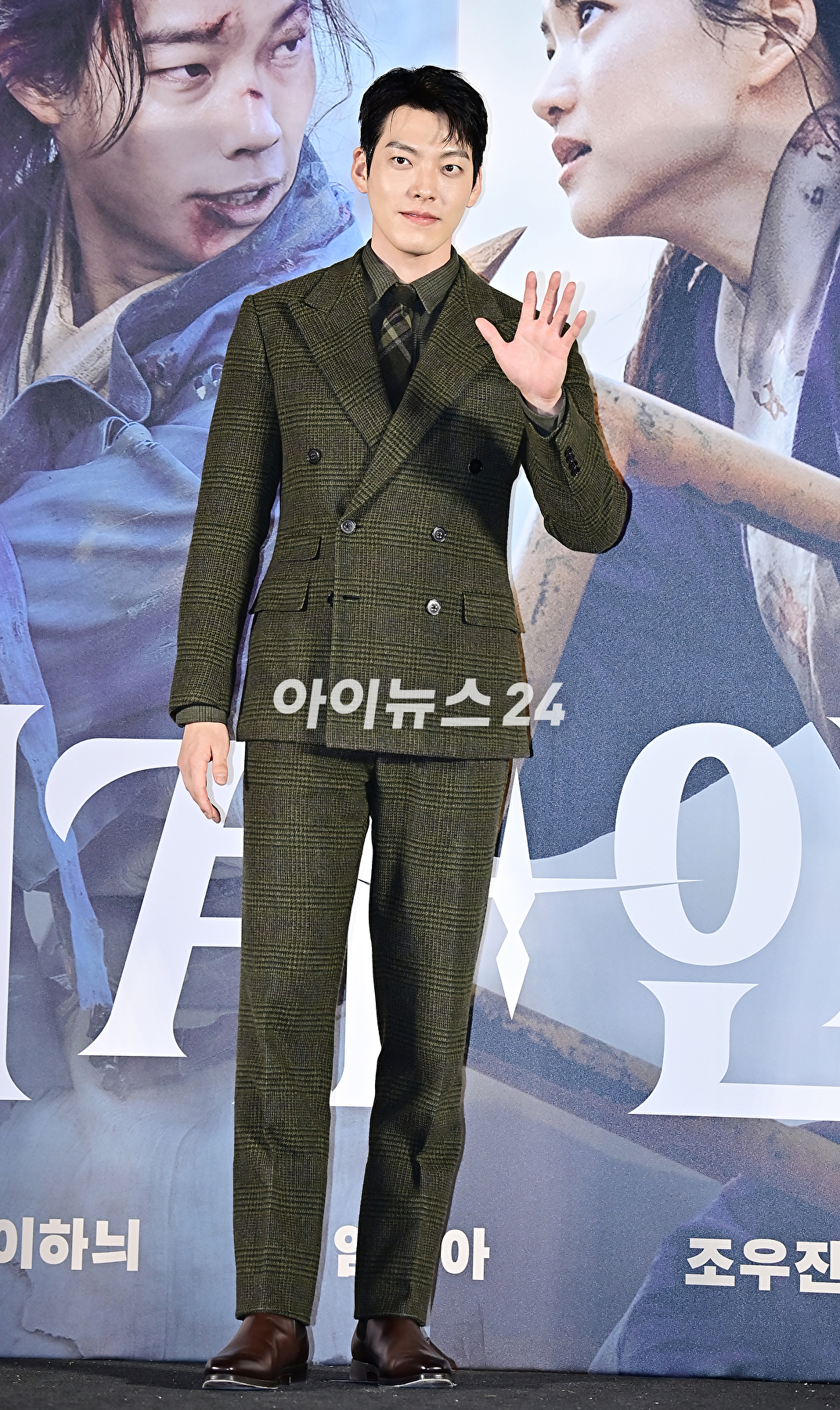 배우 김우빈이 22일 오전 서울 용산구 CGV 용산아이파크몰에서 열린 영화 &#39;외계+인 2부&#39; 제작보고회에서 포토타임을 갖고 있다. [사진=곽영래 기자]