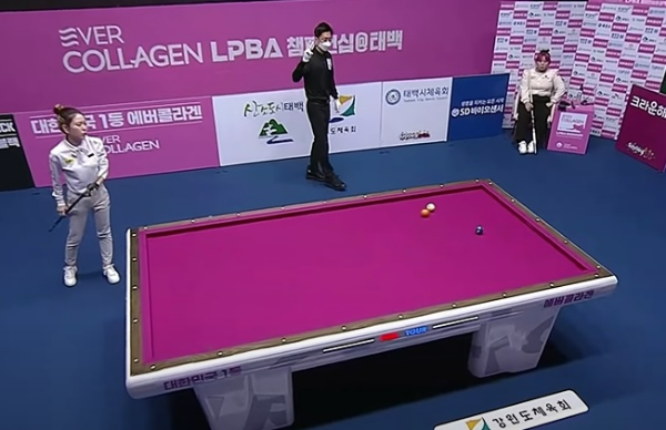 하윤정 당구선수가 김예은 LPBA챔피언을 상대로 경기를 펼치는 모습입니다.