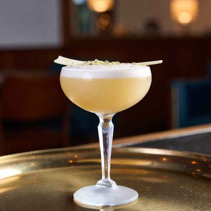 화이트 초콜릿과 넛맥 가루로 장식된 우아한 황금빛 골든 캐딜락 완성 사진