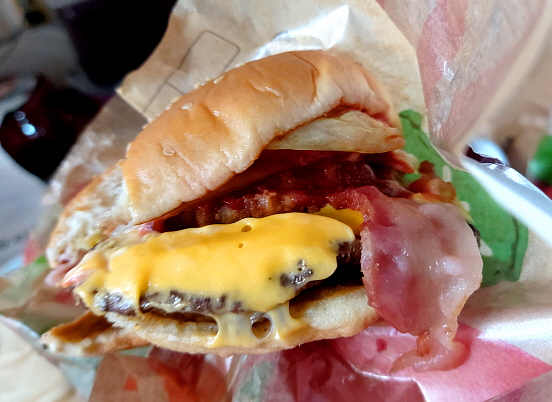 치즈와 베이컨이 가득한 몬스터와퍼