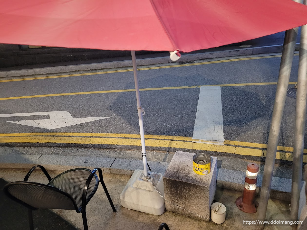 흡연 장소의 재떨이와 의자