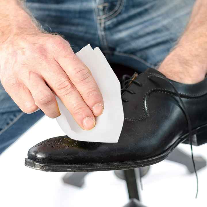 젖은 가죽 신발