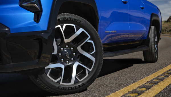 실버라도 EV 사륜 조향 장치