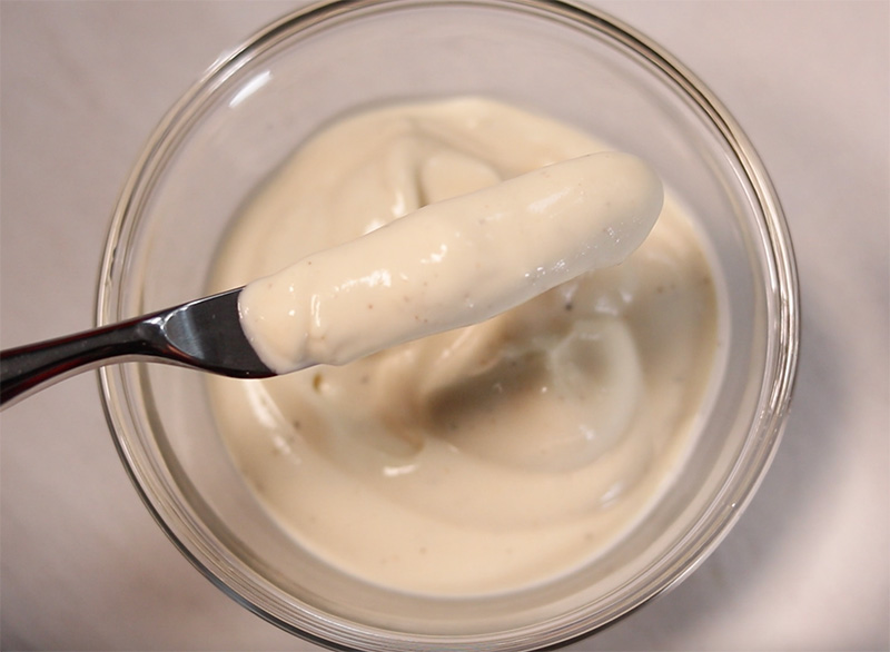 나이프로 마요네즈르 볼에서 뜨고 있다