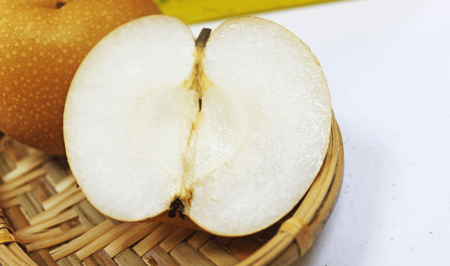 칼륨이 많은 음식 과일 배가 반으로 잘라져 있다