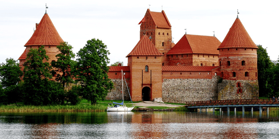 호수 위에 떠 있는 그림 같은 트라카이 성 모습
