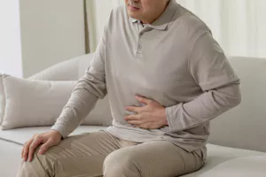 아랫배 아파하는 사람