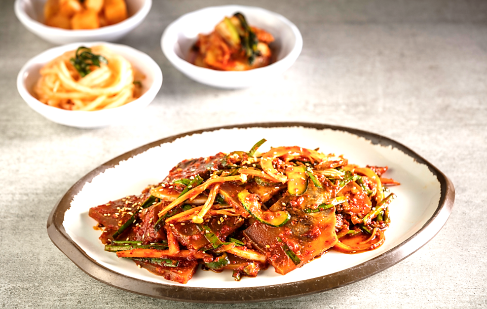 수원 유치회관의 수육무침 한 상