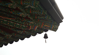 산속 절 처마 끝에 매달린 풍경사진이다. 바람이 스칠 때마다 맑은 소리가 들리는 것 같다.