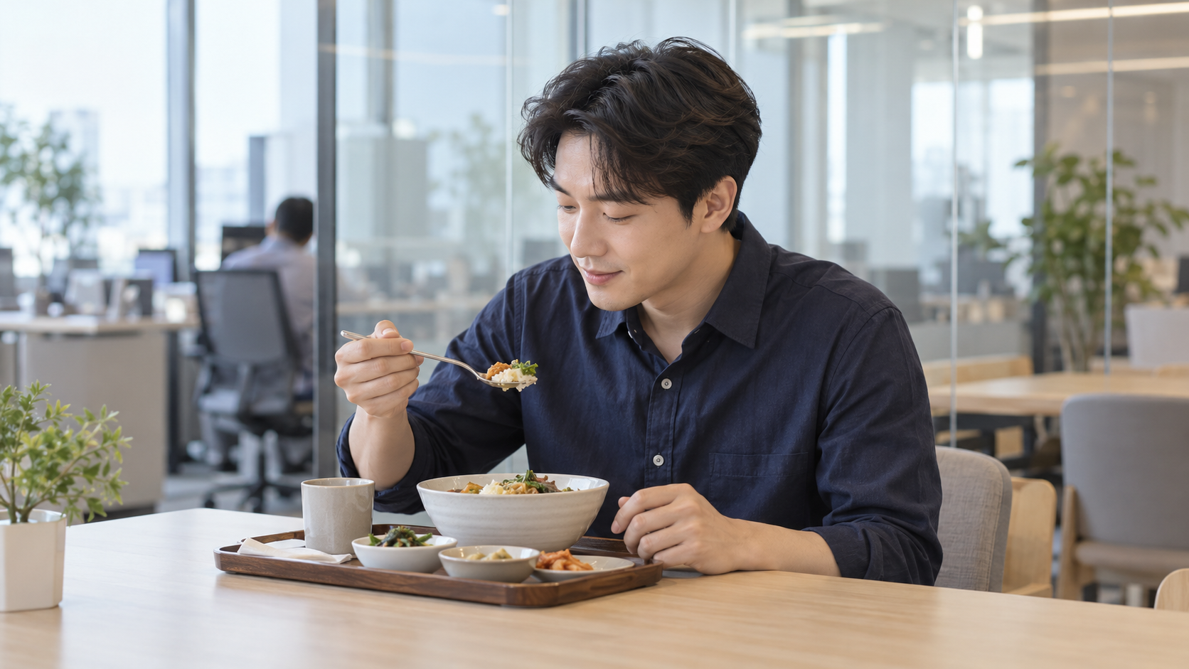 일상 식사에서 먹는 속도를 조절하는 모습