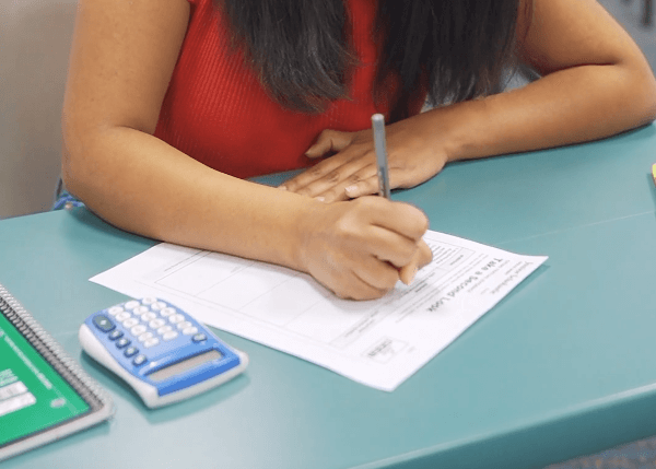 계산기-확인하면서-노트작성하는-사람