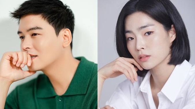 이장우-조혜원-사진-이장우와-조혜원이-오른손으로-턱을-괴고-있는-같은-포즈의-사진