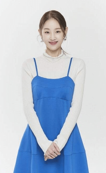 박보람이-하얀-폴라티에-하늘색-원피스를-입고-두-손을-모으고-미소를-지으며-서-있는-사진으로-박보람의-영정-사진으로-쓰였다