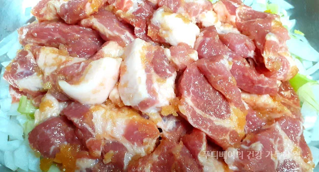 양파와-대파위에-올리브오일을-두르고-밑간한-돼지고기를-올려-함께-볶기