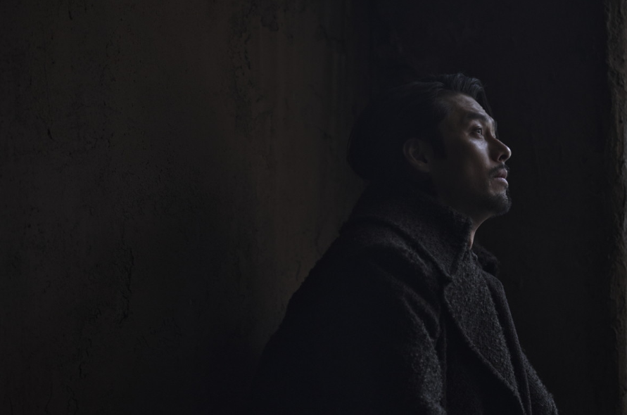 영화 하얼빈 거사진행여부를 논의하며 고뇌하는 안중근