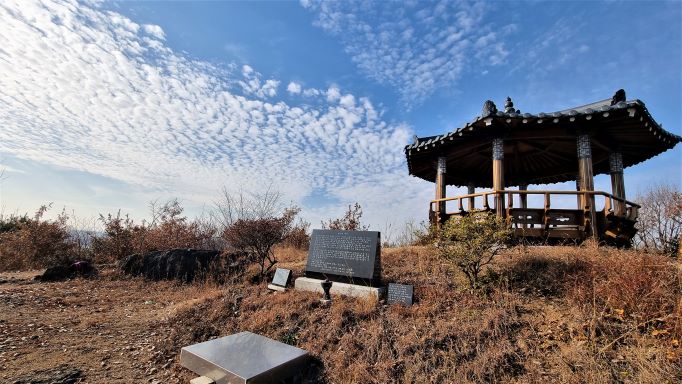 당산정 위 푸른 하늘에 흰 새털구름
