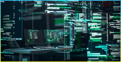 대형 화면으로 둘러싸인 노트북 컴퓨터가 프로그래밍 언어 코드를 표시하는 모니터링 제어실에 빈 책상. 자동 AI 컴퓨터 소프트웨어 코딩.