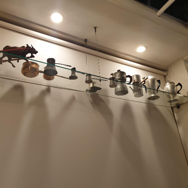 타이베이 카페 펑다카페이(蜂大咖啡, Fong Da Coffee): 사이폰 커피 맛집_좌석 위 집기들