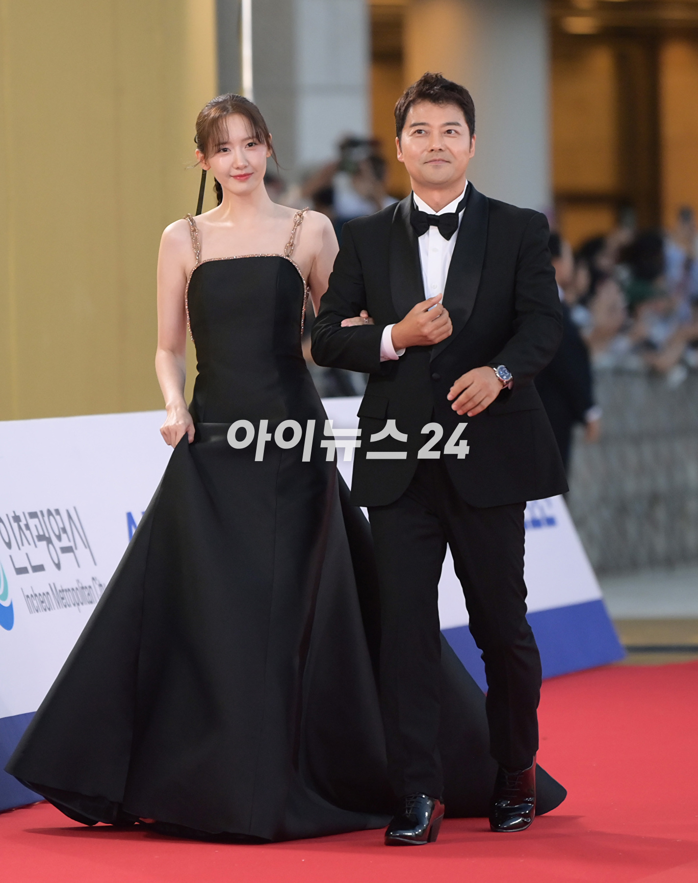 배우 임윤아와 방송인 전현무가 19일 인천 파라다이스시티에서 열린 제2회 청룡시리즈어워즈 레드카펫 행사에 참석하고 있다. [사진=정소희 기자]