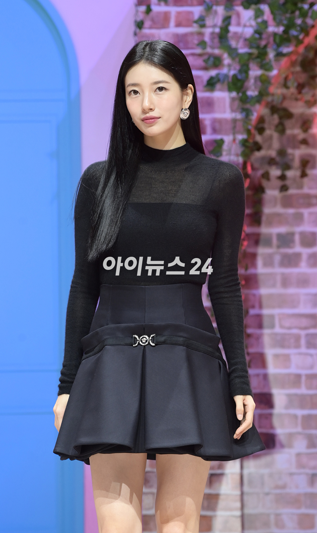 배우 수지가 18일 오전 서울 강남구 삼성동 coex신한카드artium에서 열린 넷플릭스 시리즈 '이두나!' 제작발표회에 참석하고 있다. [사진=정소희 기자]