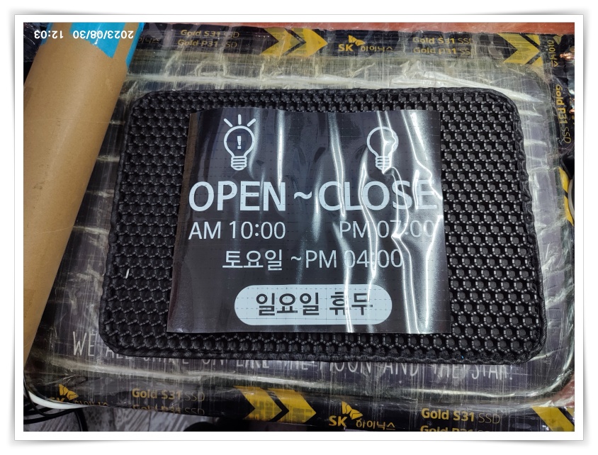 처음 배송 받은 상태입니다. 스티커 사이에 공기가 찼습니다.