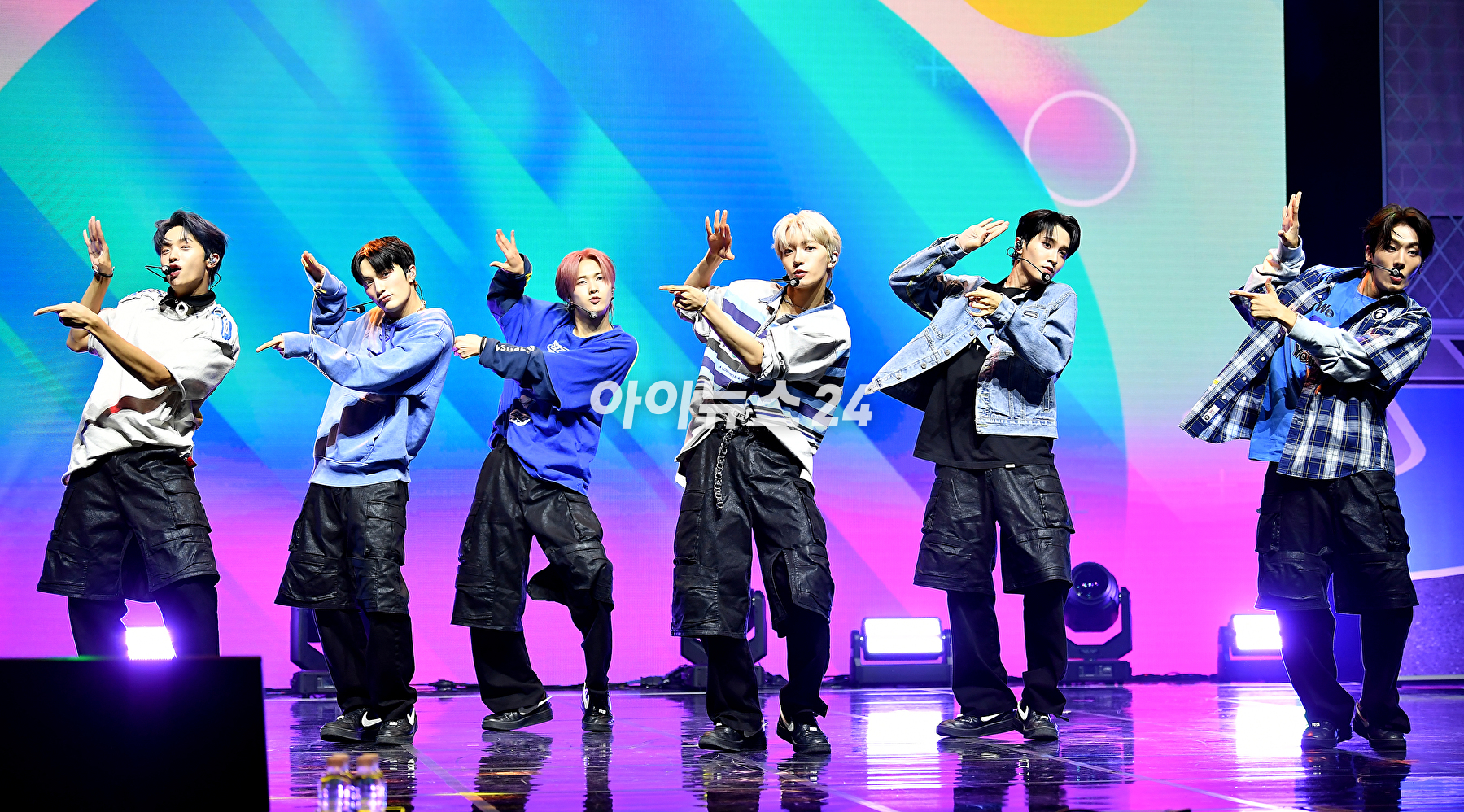 그룹 미래소년이 19일 오후 서울 서대문구 신촌캠퍼스백주년기념관 콘서트홀에서 열린 미니 5집 'Boys will be Boys' 발매 기념 쇼케이스에서 무대를 선보이고 있다. [사진=곽영래 기자]