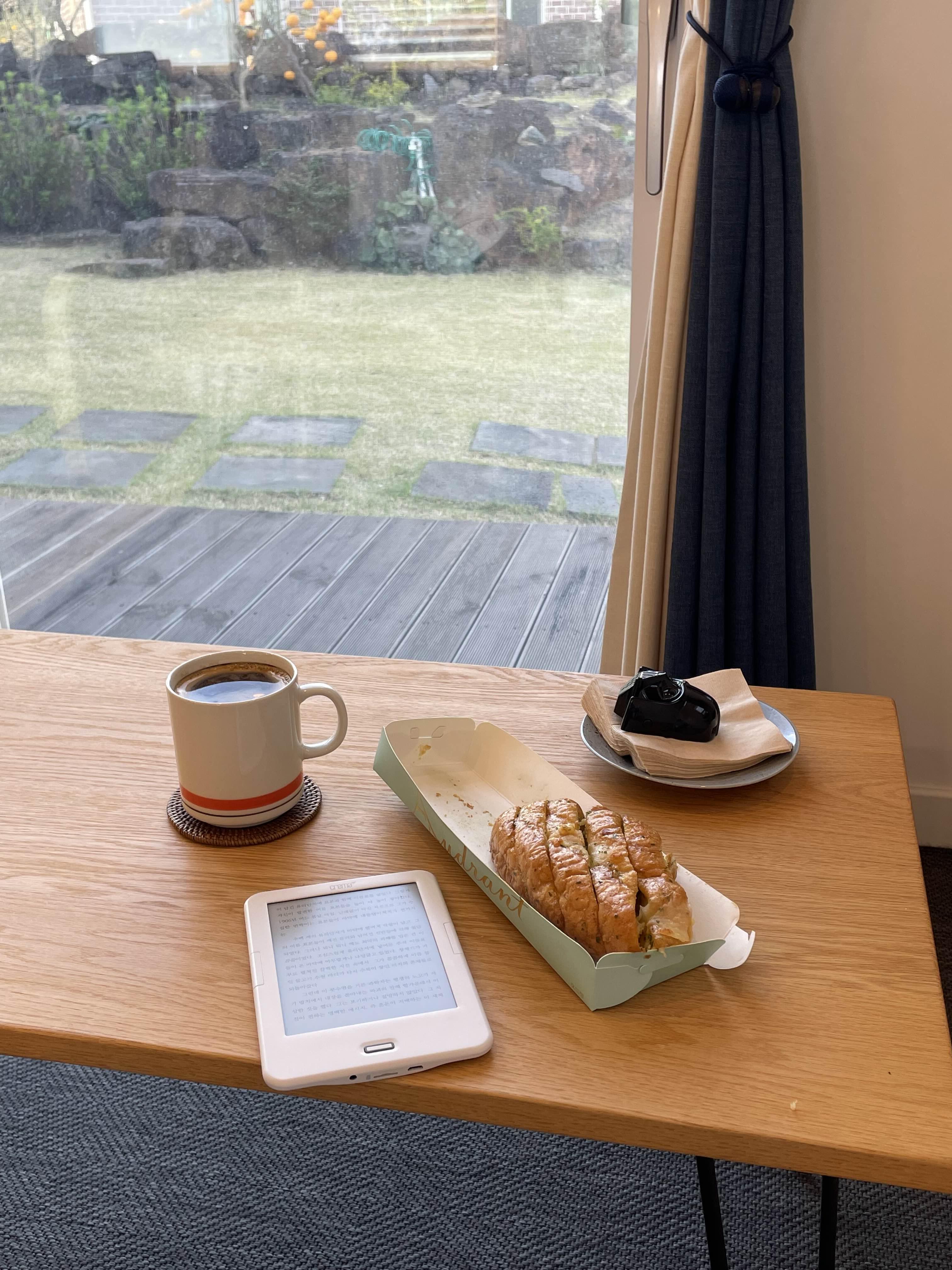 커피와 빵 사진