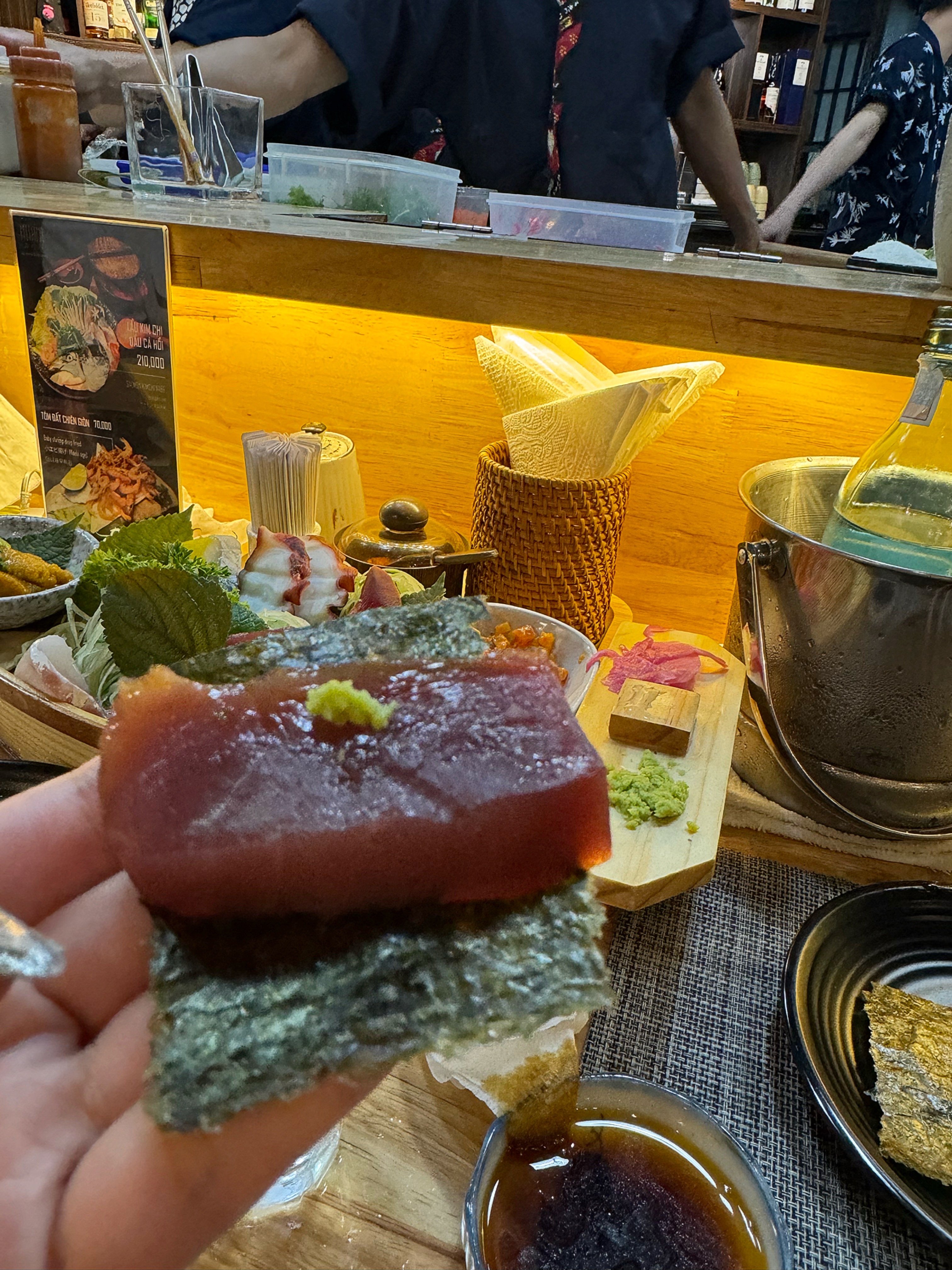 김 위에 올려진 참치회(아카미)와 고추냉이 – 나트랑 미타미 일식당의 회 추가 주문 장면