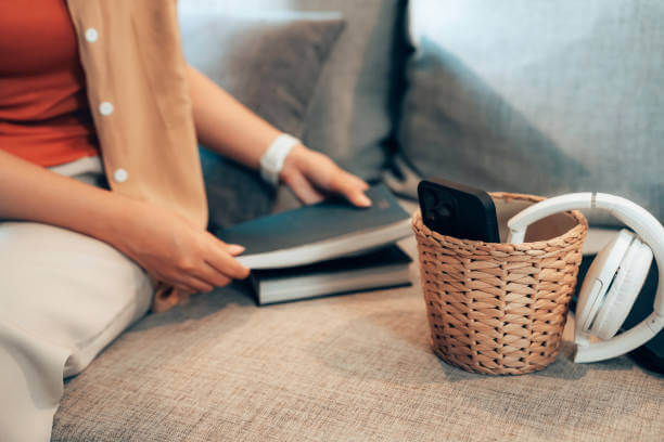 디지털 디톡스를 위해 핸드폰과 헤드폰을 손에 닿지 않는 바구니에 넣어 보관한 사진