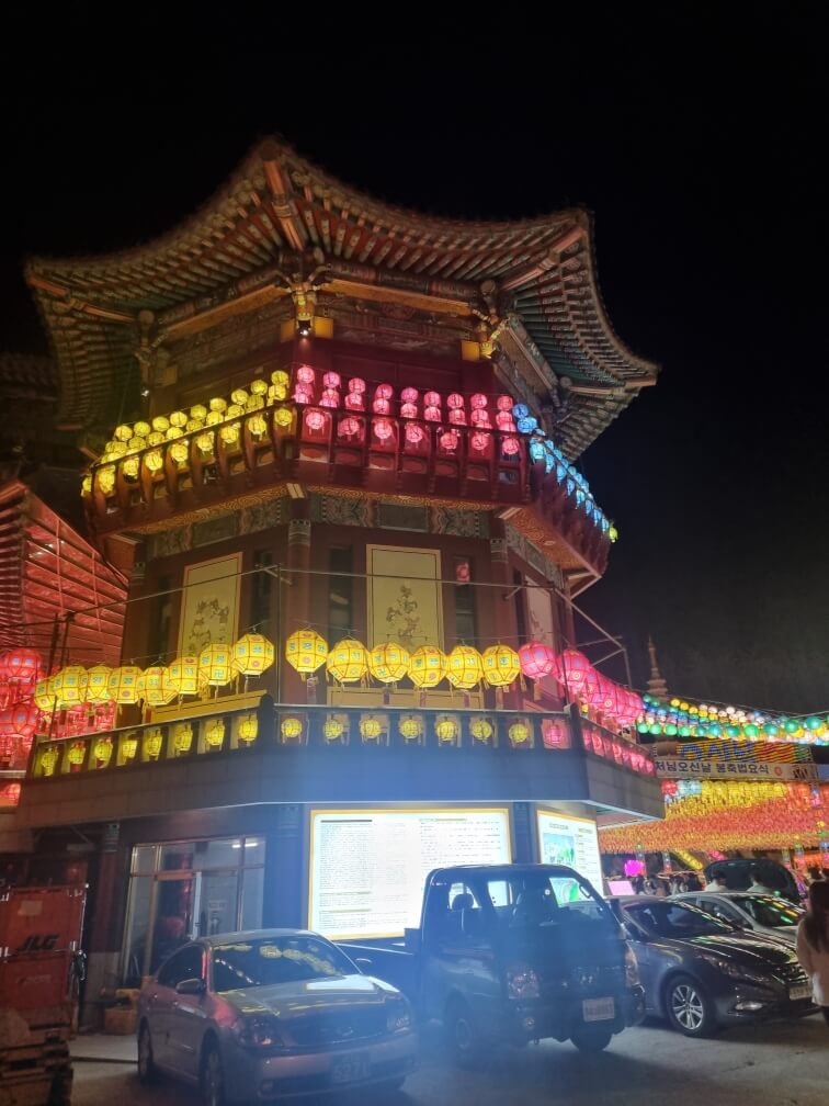 절 입구 중앙에서 본 사찰 