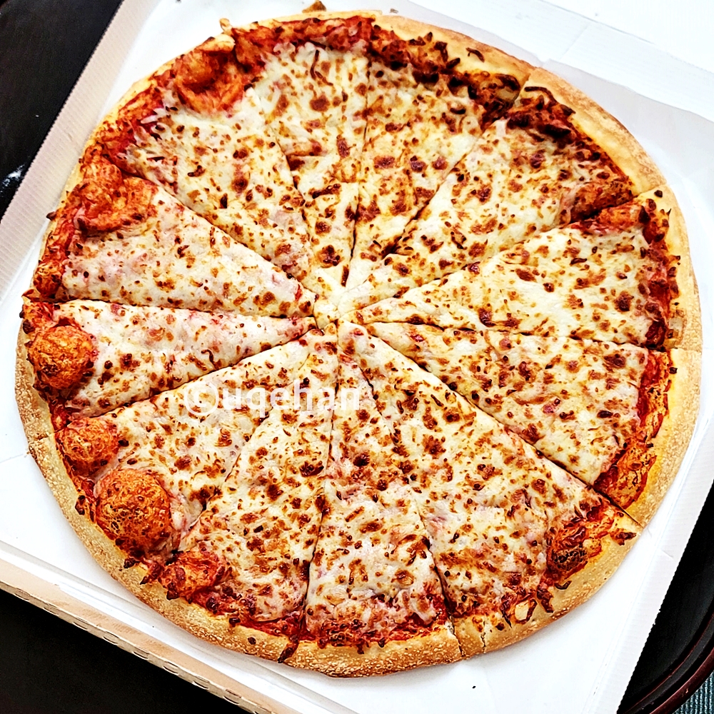 코스트코 치즈 피자 사진이다.