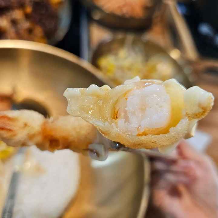 새우튀김-단면에는-새우의-살이-보인다-deep-fried-shrimp