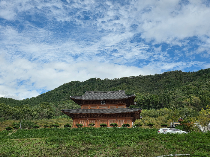 사찰이 있다. 자동차도 작게 보인다.