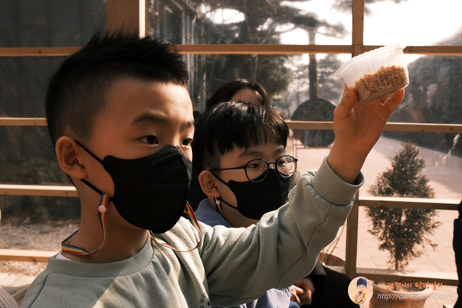 설명에 집중하고 있는 하람&amp;#44; 가람